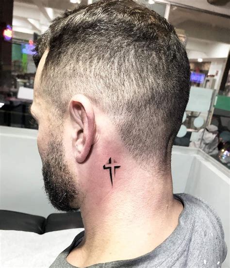 tatuajes de cristo en el cuello|tatuajes para el cuello hombre.